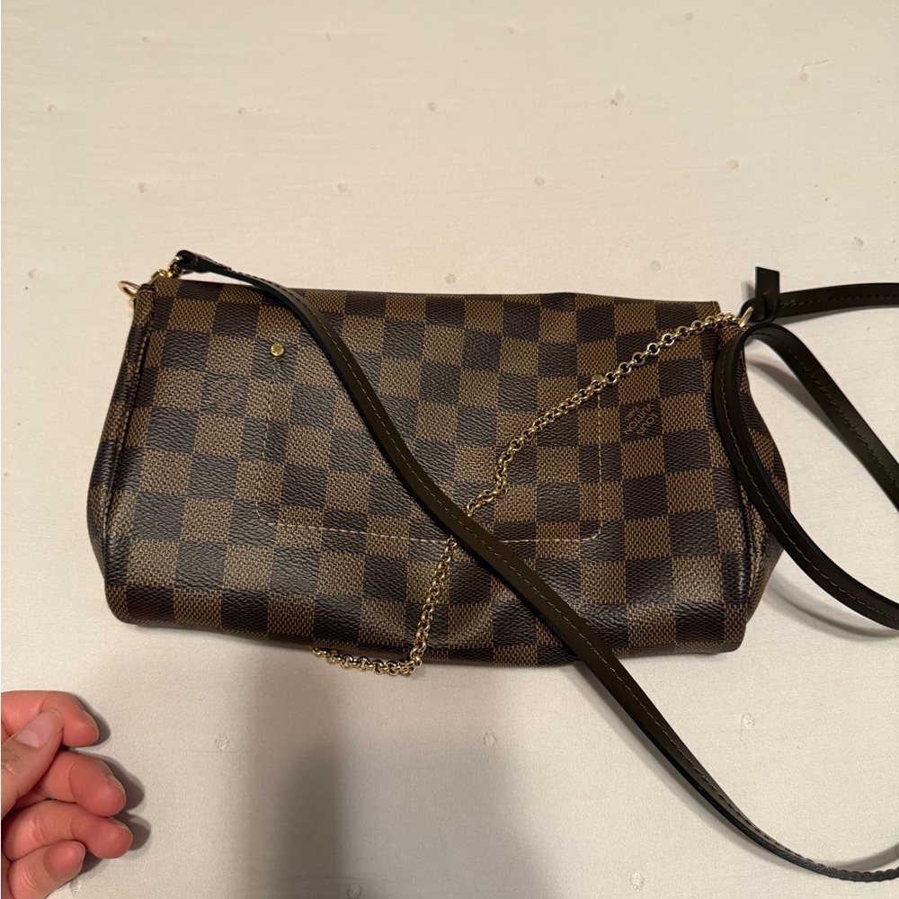 Elegant Brown Checkered Crossbody Bag with Gold Accents - Picture 3 of 11